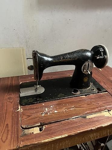 qədim sikkələr: Antik mexaniki tikiş maşını – ayaqla pedallı, masaüstü model.işləkdir — 2