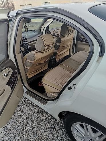 Nissan Sunny sedan - Kuzov: ağ rəng, 4 qapı, yüngül lehimli disklər -