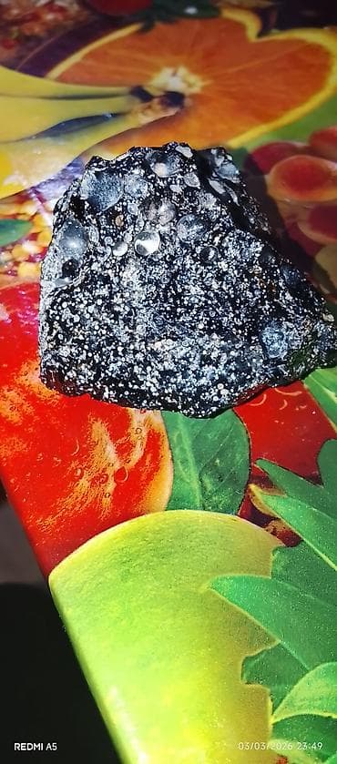 Tavan: METEOR DAŞI QARA Qara şüşəvari teksturaya malik dekorativ mineral/daş — 1