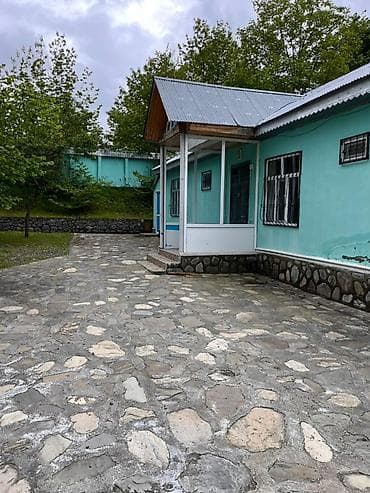 qobu ev: Dağlıq, yaşıllıqla əhatələnmiş həyət evi - Geniş daş döşəməli həyət — 1