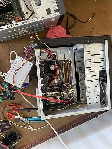 komputer plata: 3ədəd monitor 3 ədəd sistem bloku. vaxtı ikən işləyirdi. ramları — 3
