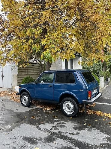 e39 guzgu: Lada Niva 4x4, mavi rəng, 3 qapılı SUV. Texniki xüsusiyyətlər və — 3