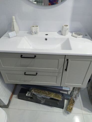 güzgüsü: Ağ rəngli keramika Çanaq və boz rəngli rəfli şkafdan ibarət hamam — 2