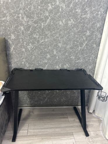 Alfa Romeo: Kompüter masası — 1