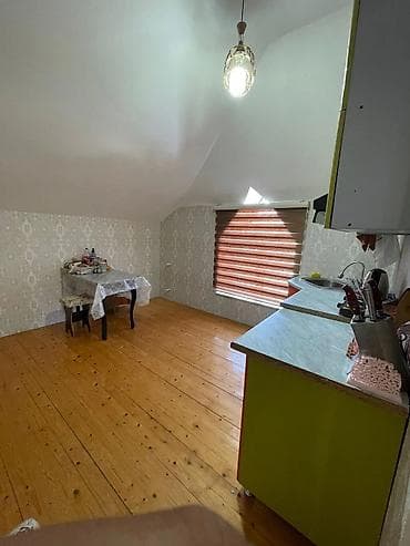 Geniş mansard tipli yataq otağı icarəyə verilir. Xüsusiyyətlər: - — 5