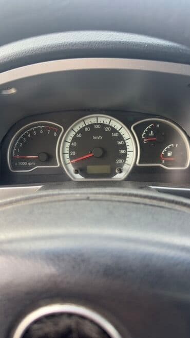 surət qutusu: Daewoo Nexia sedanı - Kuzov: 4 qapılı sedan, açıq gümüş rəng - Nömrə — 8