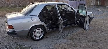 t 25 traktor: Mercedes-Benz 190 (W201): 0.2 l | 1990 il Sedan — 7