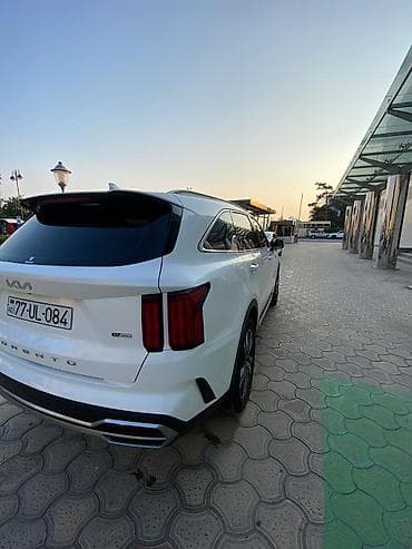 2107 farası: Kia Sorento – ağ rəngli, yeni loqolu kuzov. Geniş və müasir 7 yerlik — 2
