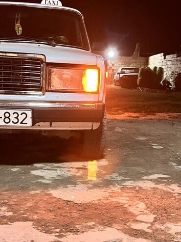 турбо аз подержанные автомобили таеота приюс аренд: Lada 2107 sedan – ağ rəngli, klassik kuzov. Üstündə dam “TAXI” işarəsi — 1