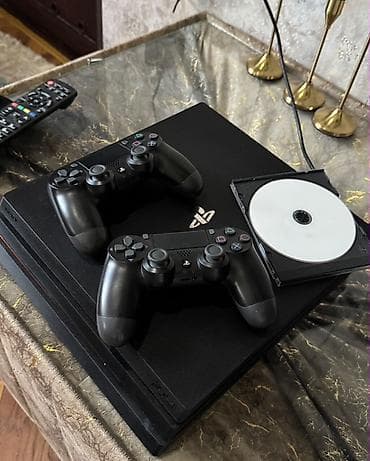 iphone 11 2ci el: PlayStation 4 Pro oyun konsolu. 2 pult üstündə, 2 şunuru, zaretqası — 1