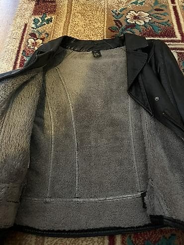 Svitşotlar: Qara biker tərzində dəri gödəkçə Tebii hec yerinde hecne yoxdur — 2