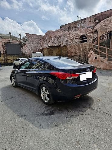 hyundai elantra 2012: Hyundai Elantra sedan – qara rəng, 4 qapı, ön çəkişli. Xarici: - — 4