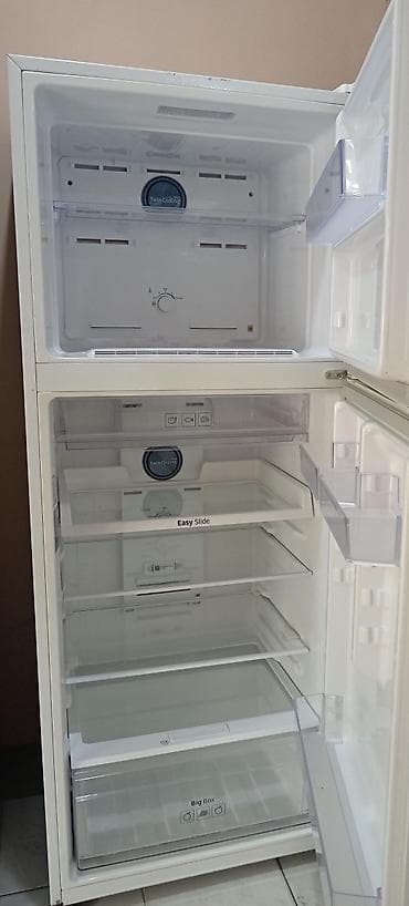 Samsung markalı, üst donduruculu ikiqapılı soyuducu. Ağ rəngdə korpus — 3