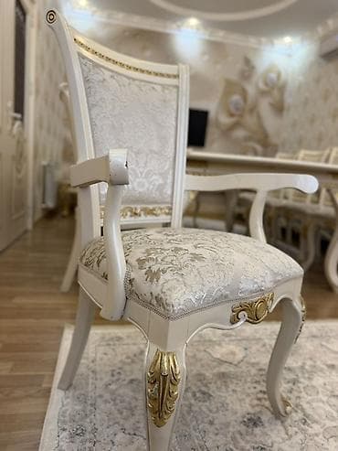 islenmis termolar: Klassik üslubda yemək masası dəsti təqdim olunur. Dəst böyük ölçülü — 7