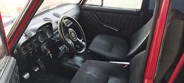 vaz 2106 kapotu: VAZ 2106, qırmızı rəng, klassik sedan. Xüsusiyyətlər: -Salam maşin — 4