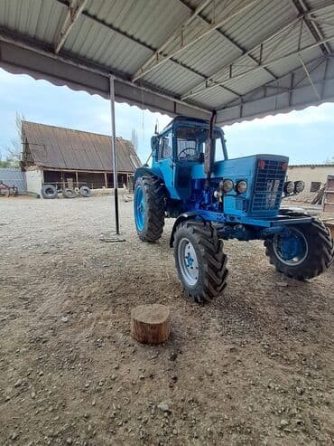 Mavi rəngli MTZ Belarus tipli təkərli traktor. Xüsusiyyətlər: - Dizel