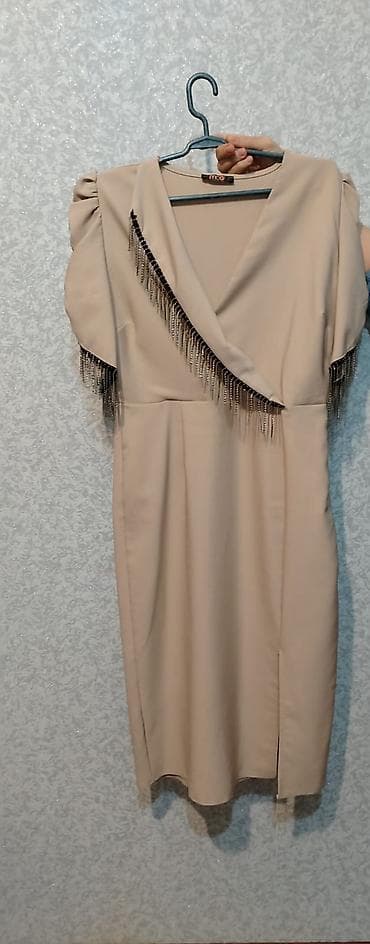 ağ sandallar: Bej rəngdə şık qadın paltarı - Model: dizboyu, dar siluet - Yaxa — 1