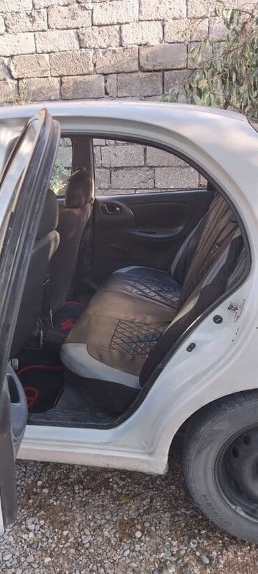 niva 4 qapi: Ağ rəngli 4 qapılı sedan - Korpus: kompakt sedan kuzovu, ağ rəng — 5