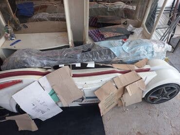 стеклянный фартук для кухни: Zərif naxışlı qızılı bəzəkləri və güzgülü arxa panelləri olan ağ — 3