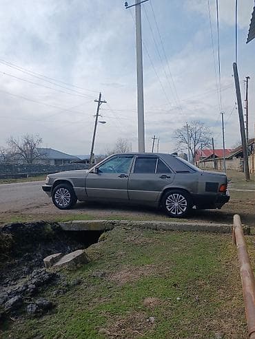 190 mator: Mercedes-Benz 190 (W201): 2 l | 1992 il Sedan — 5