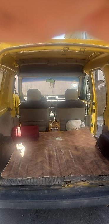 masin qaz: Renault Kangoo sarı rəngli yük/furqon avtomobili. Xüsusiyyətlər: - — 8
