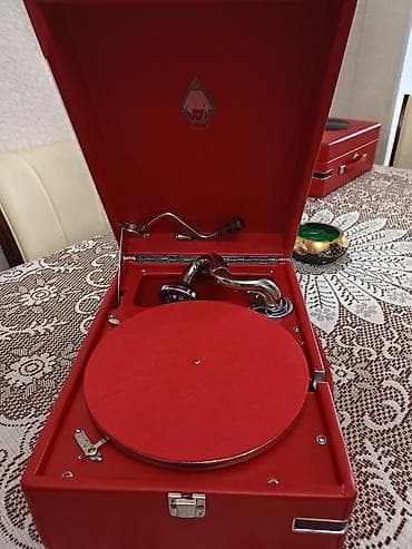 Velosiped ehtiyyat hissələri: Qırmızı portativ qrammofon – mexaniki yaylı - Korpus: qapaqlı — 8