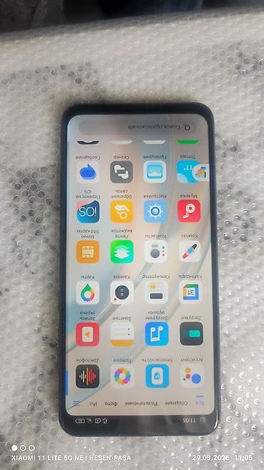 telfonlar: Redmi smartfon + 2 ədəd qab - Model: Redmi (arxa tərəfdə “Redmi” — 5