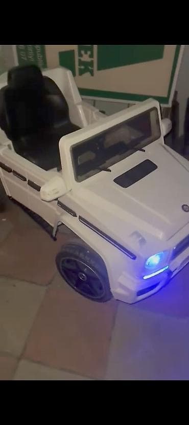 mersedes muhərrik: Uşaq elektrik maşını – Mercedes-Benz G-Class (AMG dizaynı), ağ rəng — 3