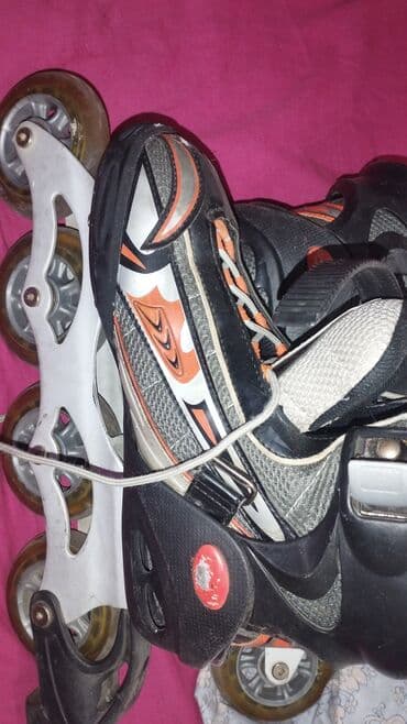 roliklər üçün şlemlər: Uniseks rollerblades qara, ağ və narıncı rəng çalarlarında. Təkərləri — 4