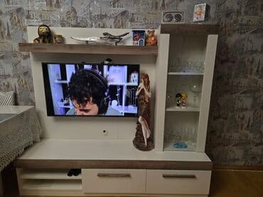 Düz TV altlığı, Polkalı, Laminat