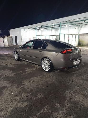 radius teker: Renault Laguna sedan – tünd boz/metallik rəngdə, aerodinamik xəttlərə — 3