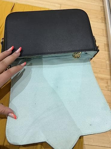 Digər aksesuarlar: Qara çiyin çantası – qalın relyef “göz” naxışlı ön panel - Rəng: qara — 3