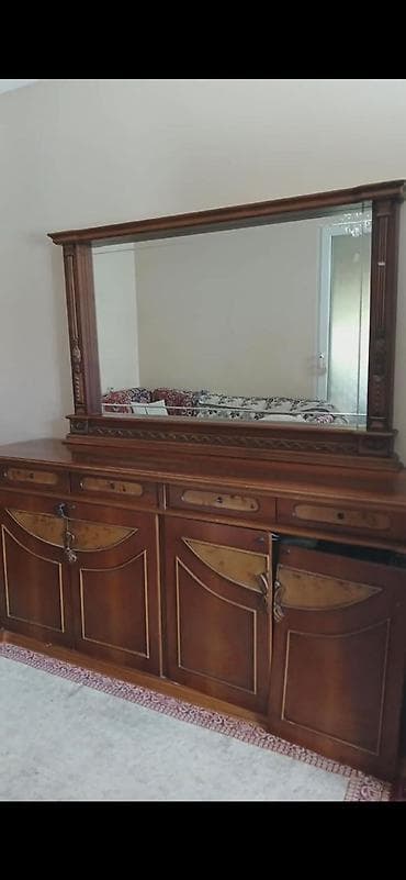 salon dolab: Klassik üslubda böyük güzgülü bufet/konsol - Material: bərk ağacdan — 1