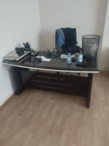 Müdir üçün, Dördbucaq masa