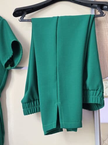 женский костюм новый: Əyinə böyük olduğu üçün dərzidə yığılıb,ama heç geyinilməyib,dəst — 3