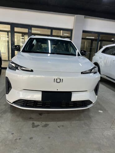 diffuser satisi: Ağ rəngli Changan Q05 modeli, müasir dizaynlı və geniş salonlu — 1