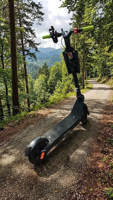 Электротранспорт: Elektrik skuter – şəhər və yüngül off-road gəzintiləri üçün. üstündə — 1