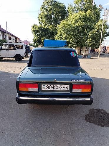 tra: VAZ 2107 sedan - Kuzov: 4 qapılı sedan, tünd yaşıl rəng - Mühərrik — 2
