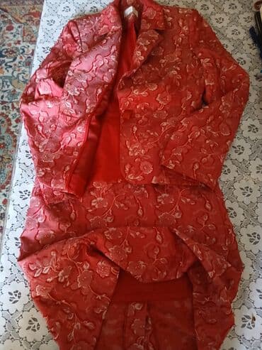 kostyum qadin: Naxışlı qırmızı parçadan hazırlanmış qadın ətək kostyumu. Kostyumun — 2