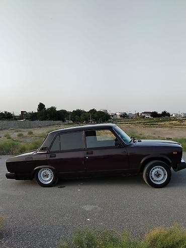 VAZ 2107 sedan Xüsusiyyətlər: - Kuzov: 4 qapılı sedan, qaranın