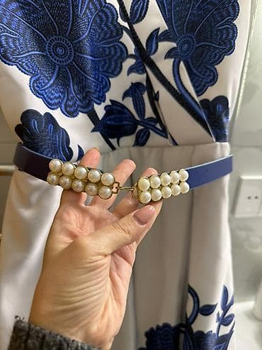 don: Ağ rəngli, göy naxışlı zərif qadın donu. Model qolsuzdur, V formalı — 3