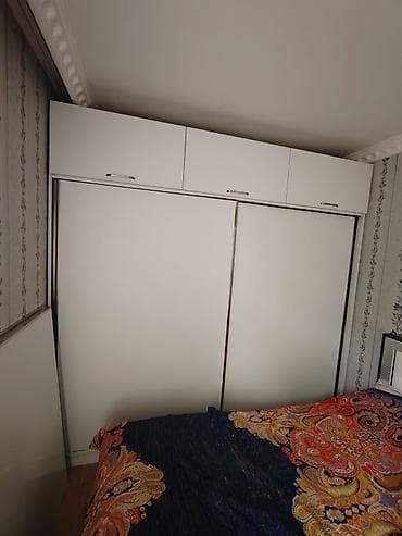 Ağ rəngli sürgülü qapılı dolab və üst modul dəsti. - Minimalist