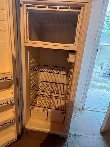 Qabyuyan maşınlar: Ağ rəngdə təkqapılı soyuducu. Bu kompakt ölçülü soyuducu mətbəx, ofis — 1