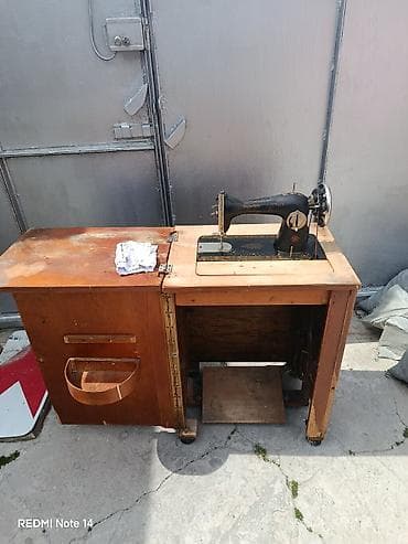 antik divan: Ayaq pedallı tikiş maşını və taxta şkaflı masa - Klassik mexaniki — 1