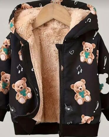 детская пижама комбинезон: Qara rəngli uşaq gödəkçəsi. Bu gödəkçə ayıcıq naxışlıdır və notlar — 2