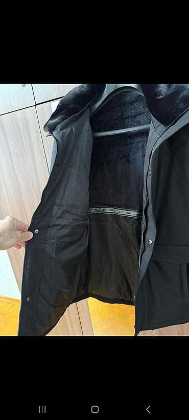 Kişi qış gödəkçəsi –qara rəng. - Hündür, yumşaq kürklü yaxalıq boynu