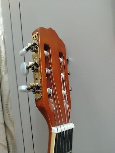 akustik gitara simi: Elektro-klassik gitara – cutaway gövdə və onbord preamp/ekvalayzerlə — 4