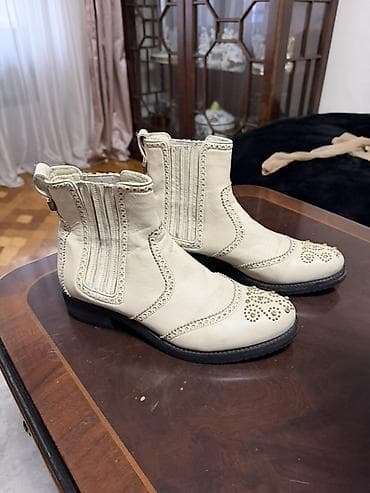 Qadın çəkmələri – krem rəng, broq naxışlı - Üslub: qısa booti/ankle