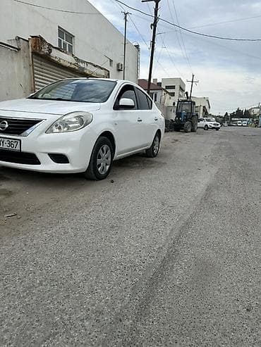 on suse: Nissan Sunny sedan – ağ rəng, 4 qapı, arxa baqaj spoyleri ilə. Praktik — 4
