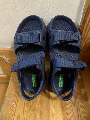 kişi üçün yun şap şaplar: United Colors of Benetton markalı bu lacivərt rəngli səndəllər rahat — 3